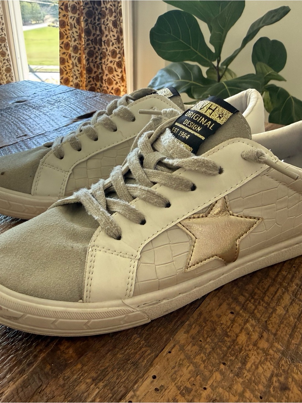 Vintage Havana White Gold Star Sneakers Size 7